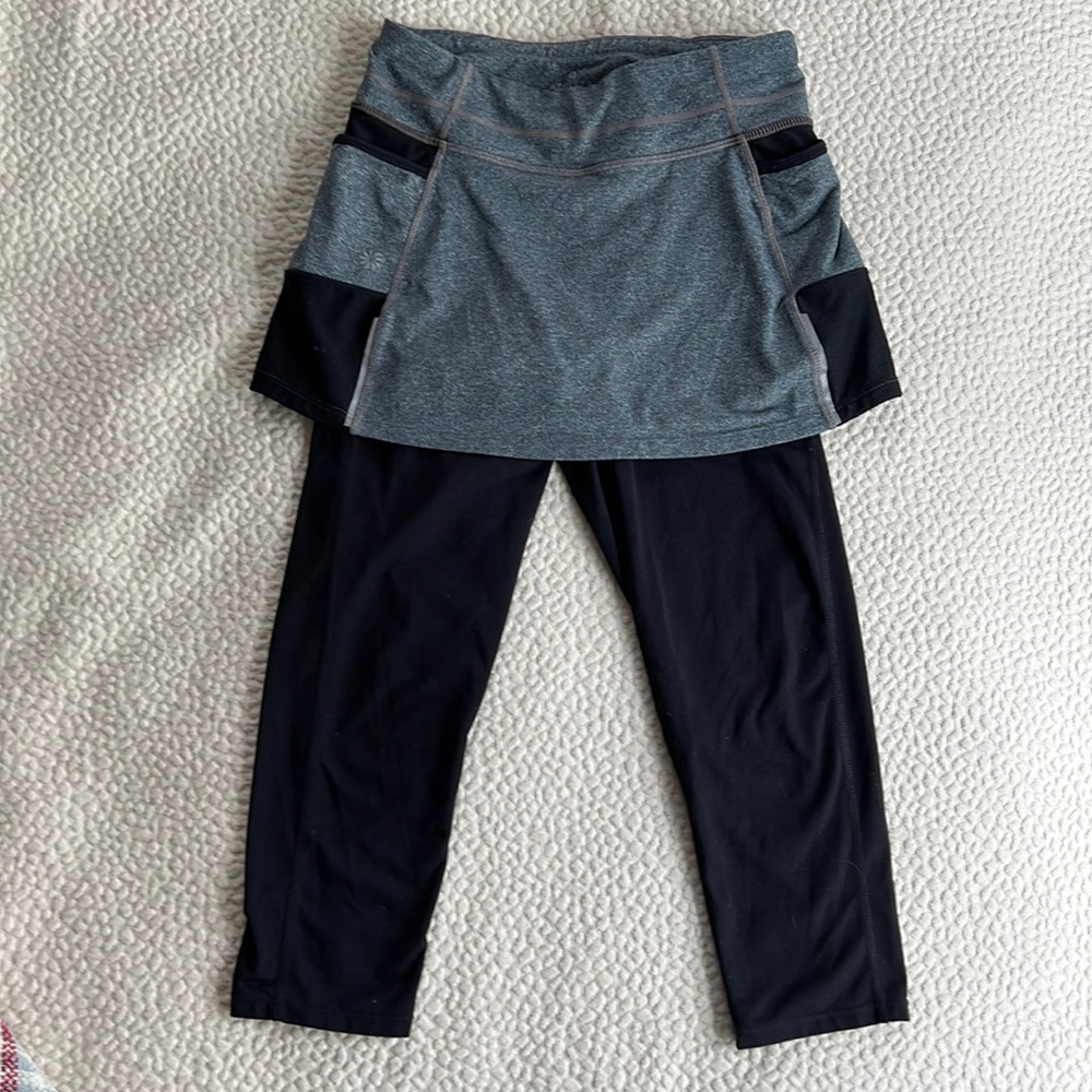 Athleta 2-in1 Be Free Skirted Capri Leggings Side Pockets, Back Zip Pocket XS